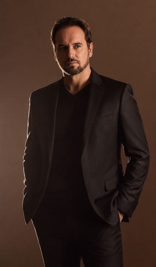 Sergio Jiménez Mazure de pie, retrato de estudio