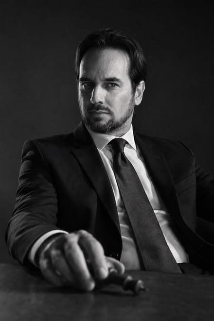 Sergio Jiménez Mazure, retrato con pieza de ajedrez